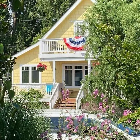 Upstairs Alki Beach Apartment - Seattle -Historic-1858